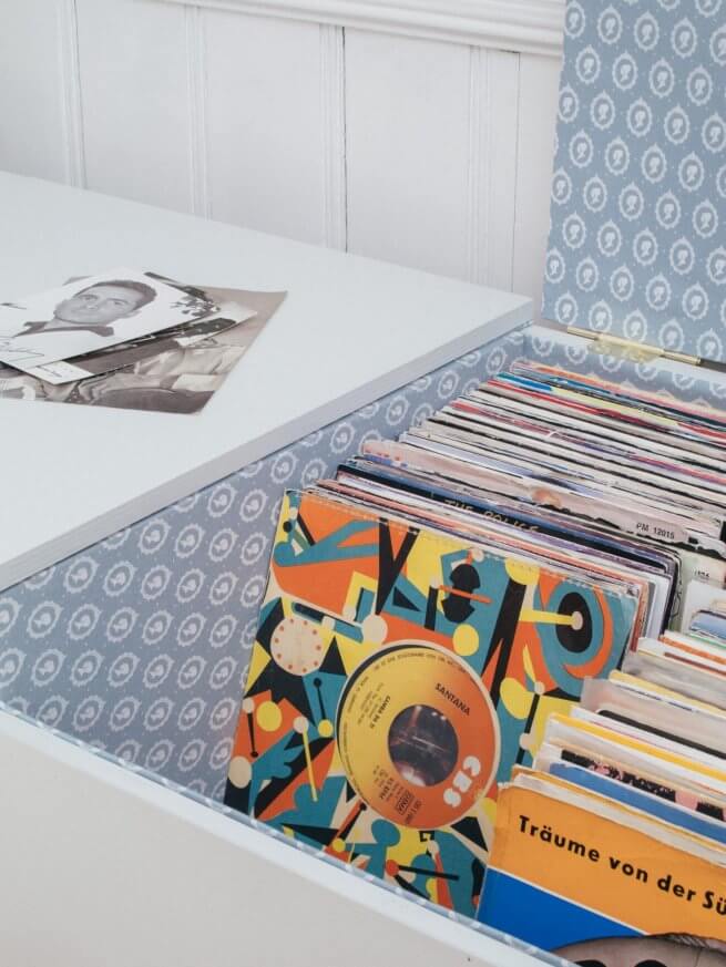 Vier Truhen mit Textilauskleidung für etwa 400 CDs oder Singles