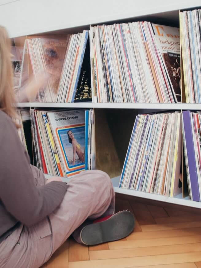 Kommode Hanne besteht aus zwei Regalböden mit sechs senkrechten Messingplatten für über 1.000 LPs.