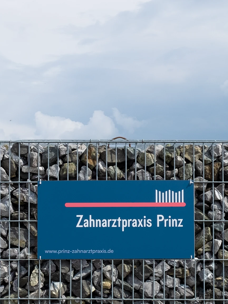 zahnarztpraxis-prinz-schild-steinpylon-230503